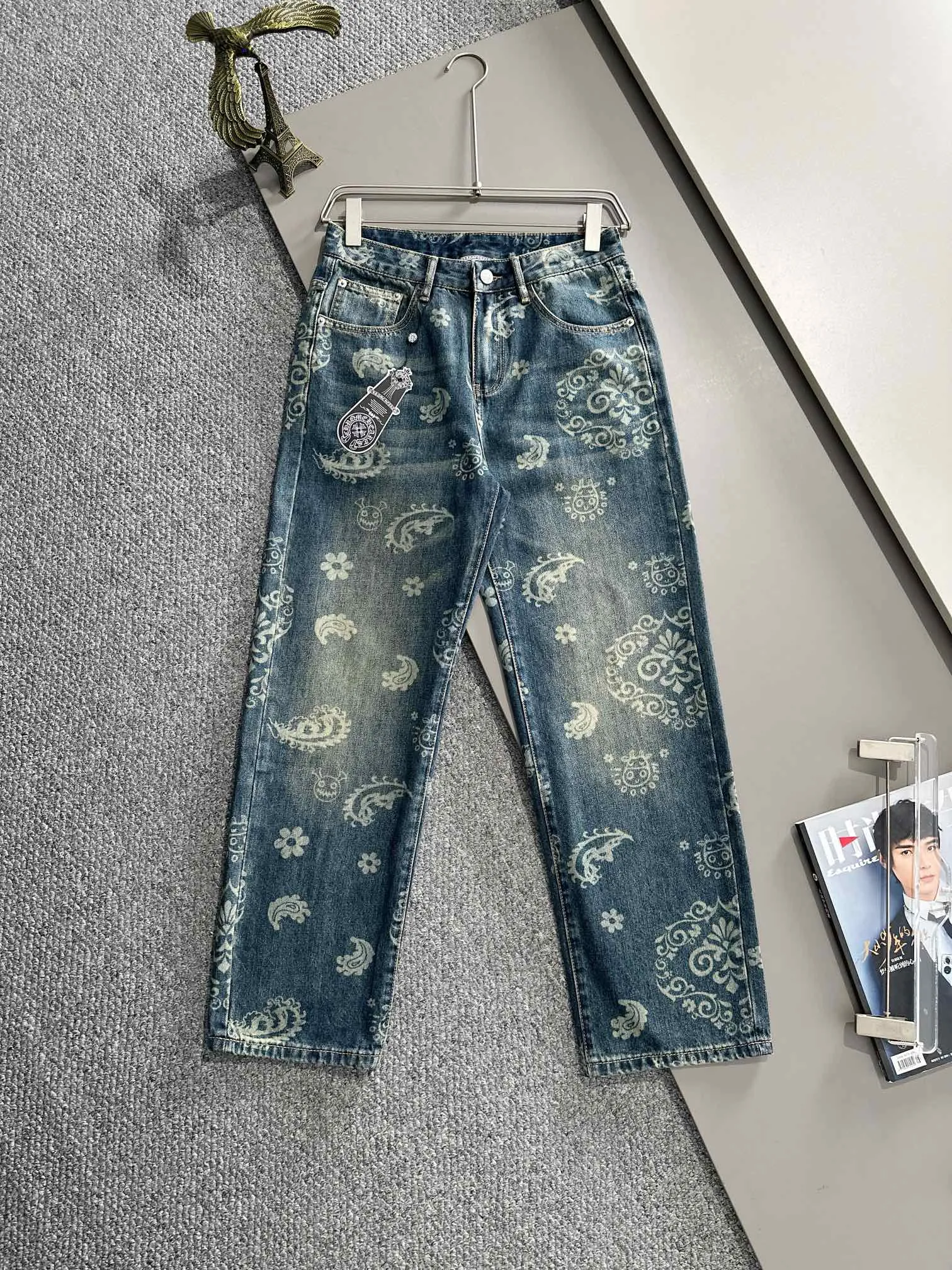 🅿️400 Croxin 2025 Four Seasons Loose Jeans and Straight Trousers, the trend in the trend! Many fashion bloggers control the upper body. The water is woven from imported Japanese Denim plain cotton denim fabric. It has three standards, is soft, delicate, comfortable and breathable. The color has a modern and fashionable vicissitudes. The upper body is versatile and fashionable! Light luxury, a must-have item for daily commuting! Code number: 28-40 (please state your height and weight when placing an order)